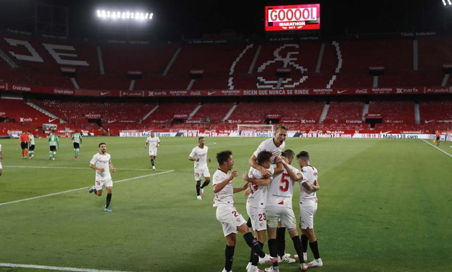 El Sevilla vence con justicia ante un Betis que no se adaptó a la vuelta