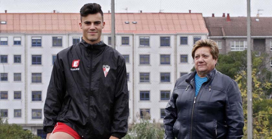 La abuela inseparable de uno de los futbolistas revelación de Tercera