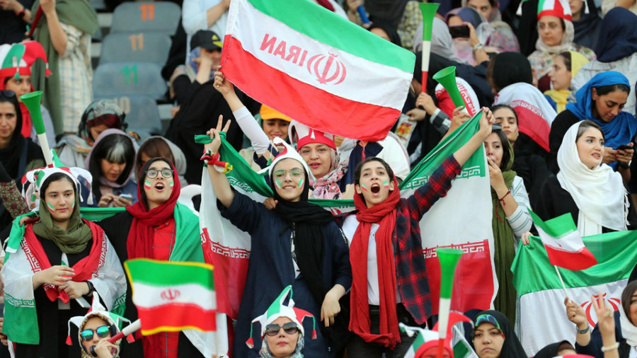 Las mujeres hacen historia con su entrada en el estadio de Azadi