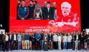 ‘El sabio del éxito’, emotivo homenaje a Luis Aragonés