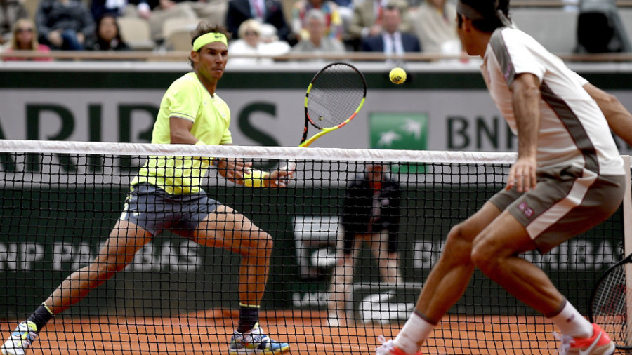 Nadal arrolla a Federer  y espera rival para la final