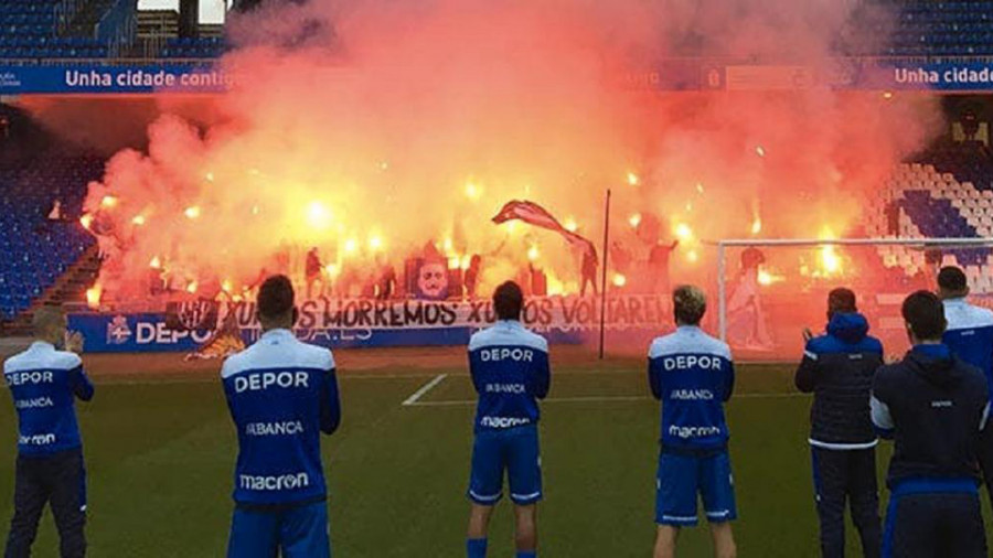 Una representación de los ‘Riazor Blues’ transmitió ánimos en la previa