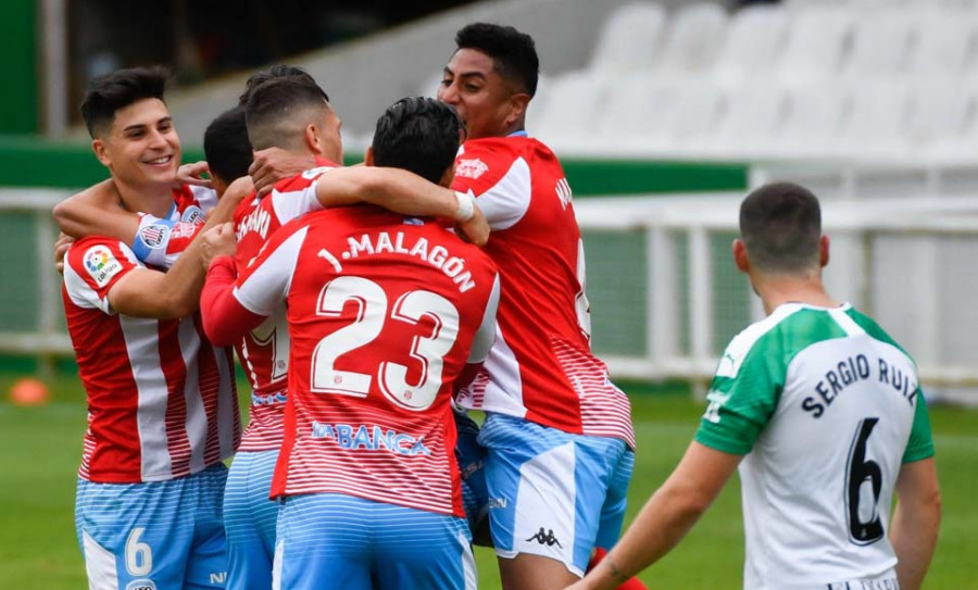El Lugo vence en Santander  y da un paso de gigante