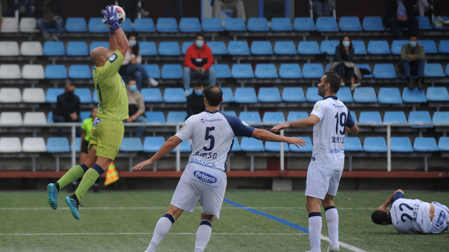 Vuelta a la competición ante el sólido líder