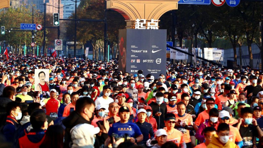 Shanghai desafía al virus con una multitudinaria maratón