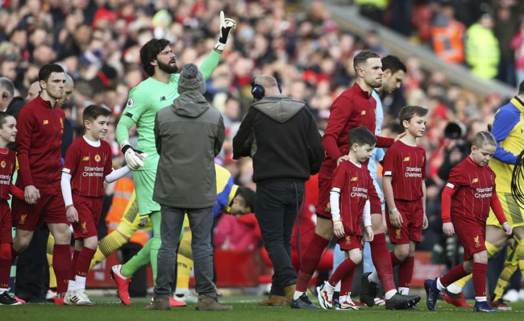 La Premier League expulsará a los aficionados que invadan el campo