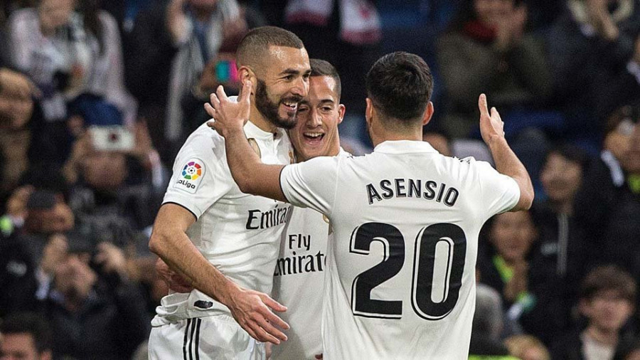 Un gol de Benzema alivia a un Madrid plano y sin confianza