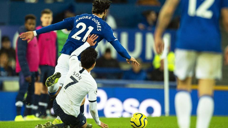 A André Gomes le rompen el tobillo