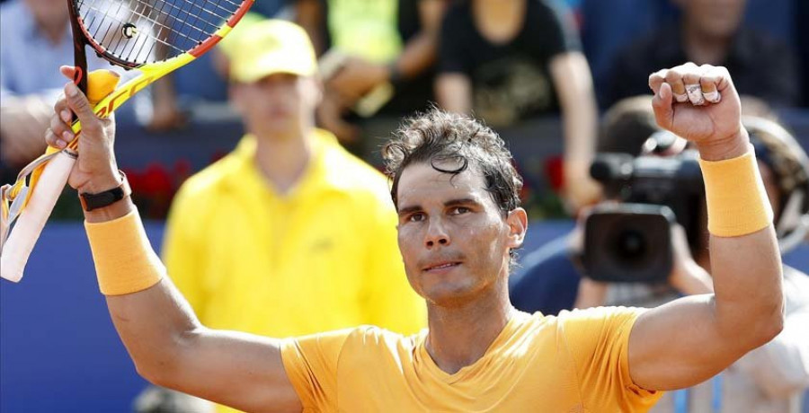 Nadal suda para vencer y Djokovic cae en su estreno