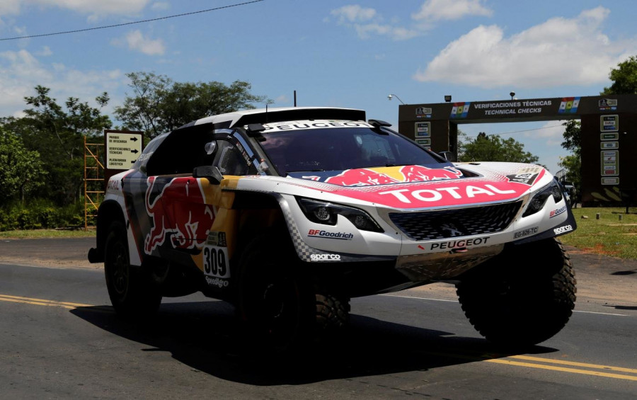 Loeb arrebata el liderato a Peterhansel en la octava etapa