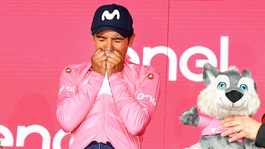 Carapaz se exhibe en San Carlo, gana la etapa y alcanza la maglia rosa