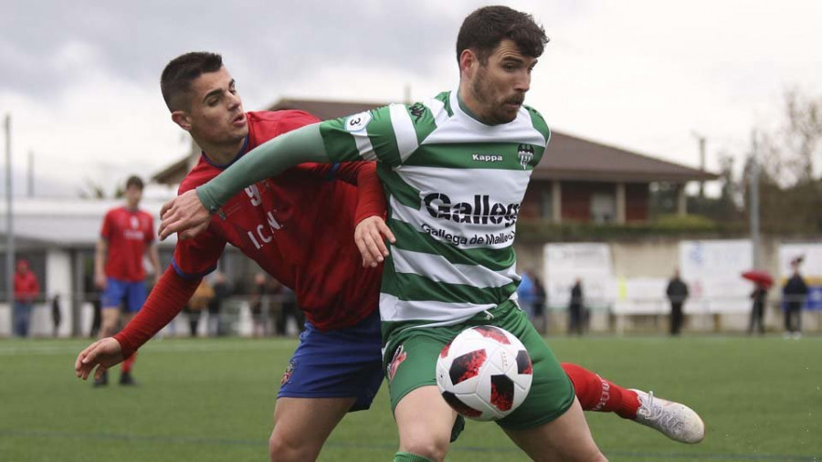 El Paiosaco, con la flecha hacia arriba ante el Somozas