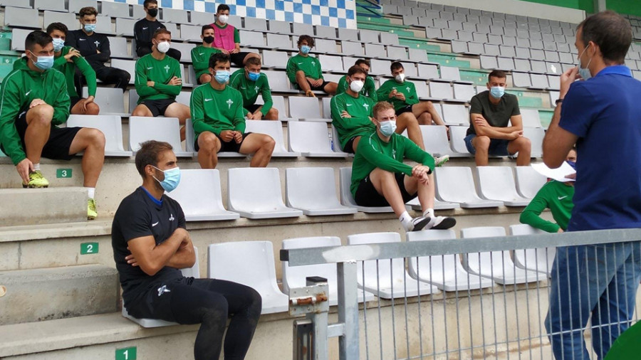 Visita de AFE en A Malata para dar una charla a la primera plantilla