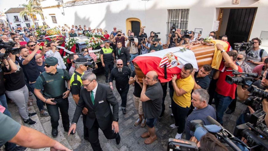 Utrera despide a Reyes en un entierro multitudinario