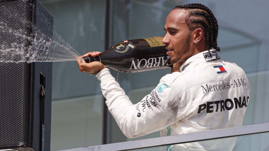 Hamilton gana gracias a una penalización a Vettel