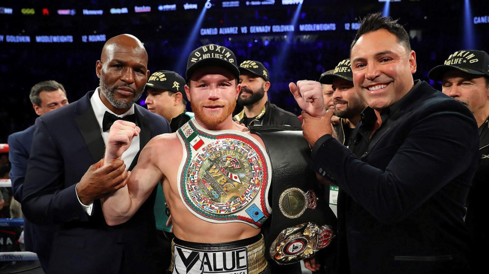 Canelo vence, no sin polémica