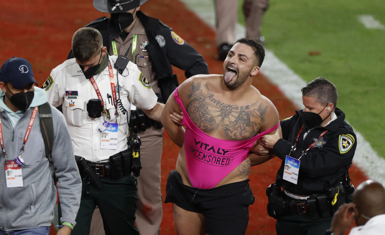 El espontáneo de la Super Bowl se comprará una jirafa con las ganancias de apuestas