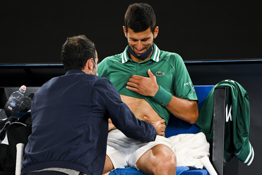 Djokovic sobrevive lesionado
