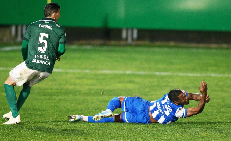 La derrota del Racing ante el Coruxo (3-1) mantiene las esperanzas del Deportivo