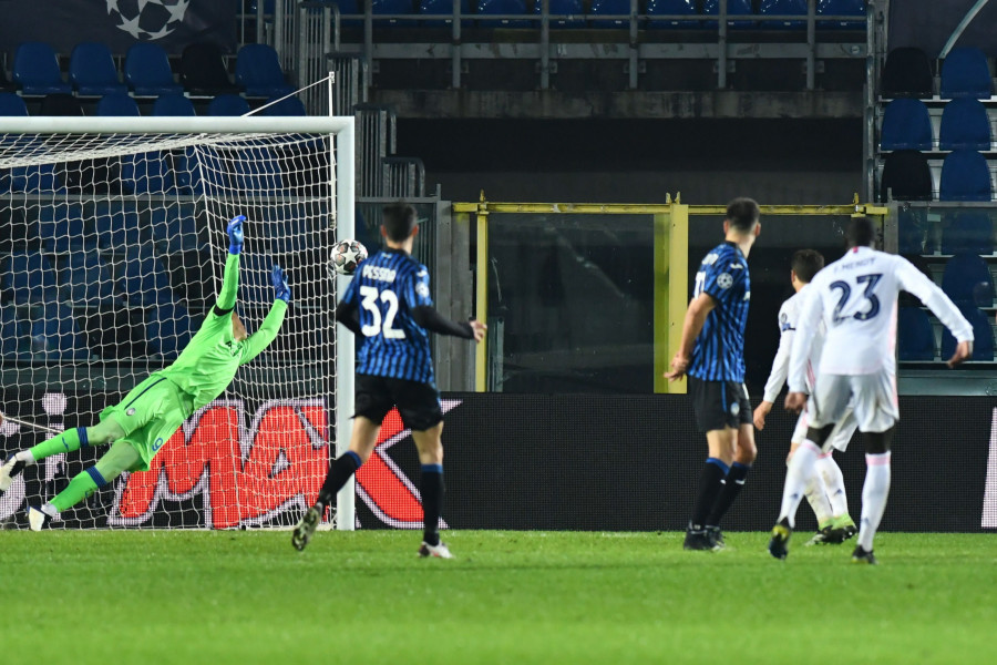 Mendy tumba al Atalanta