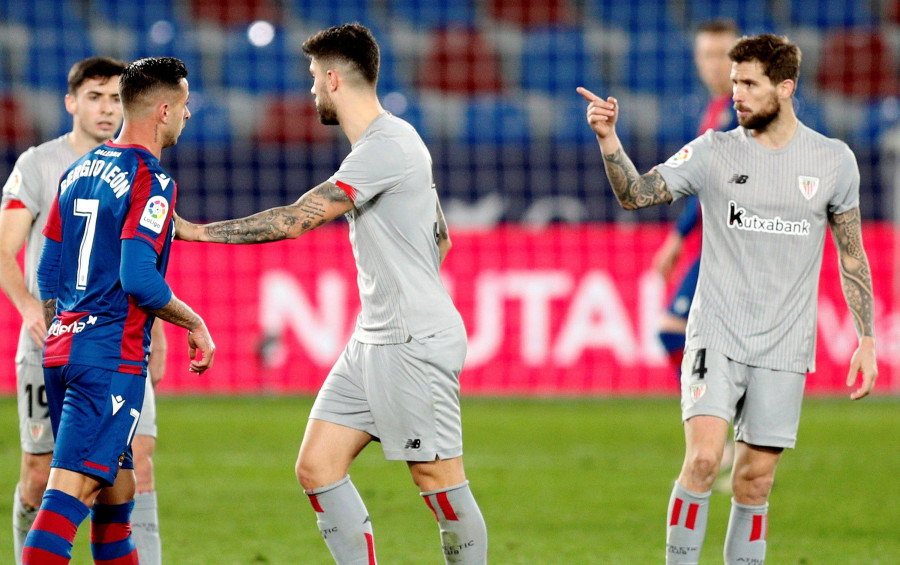 Competición sanciona a Íñigo Martínez con cuatro partidos y le impide jugar la semifinal ante el Levante