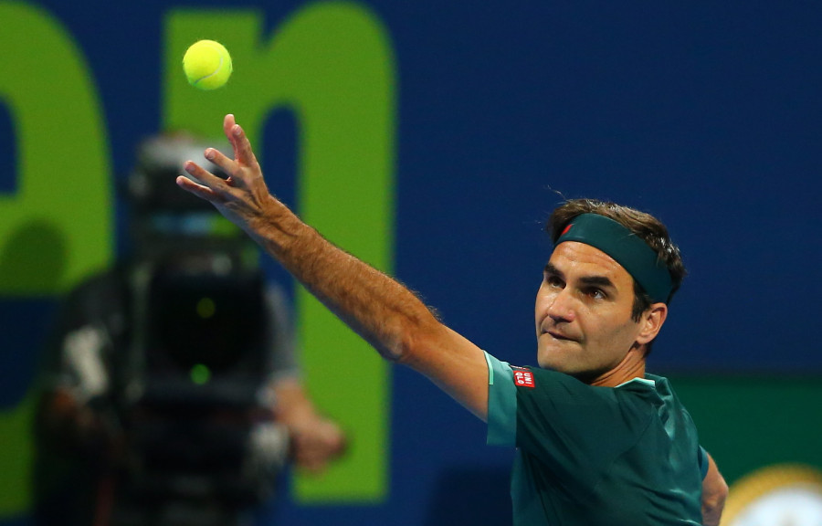 Federer desafina, pero sonríe con  la victoria ante Evans