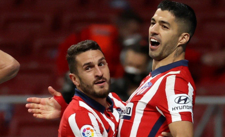 Llorente y Luis Suárez inflan el colchón del líder