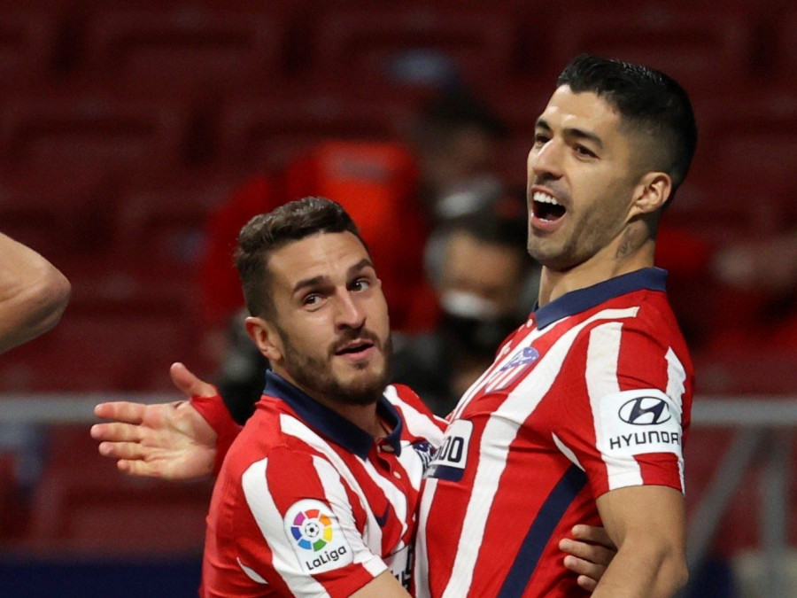 Llorente y Luis Suárez inflan el colchón del líder