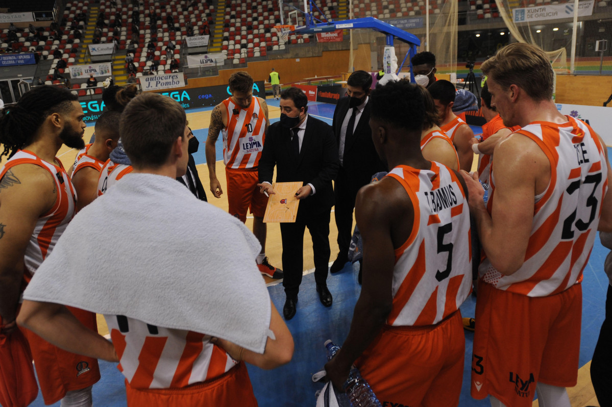 Sergio García, técnico del Básquet Coruña, se dirige a sus jugadores durante un tiempo muerto | Pedro Puig