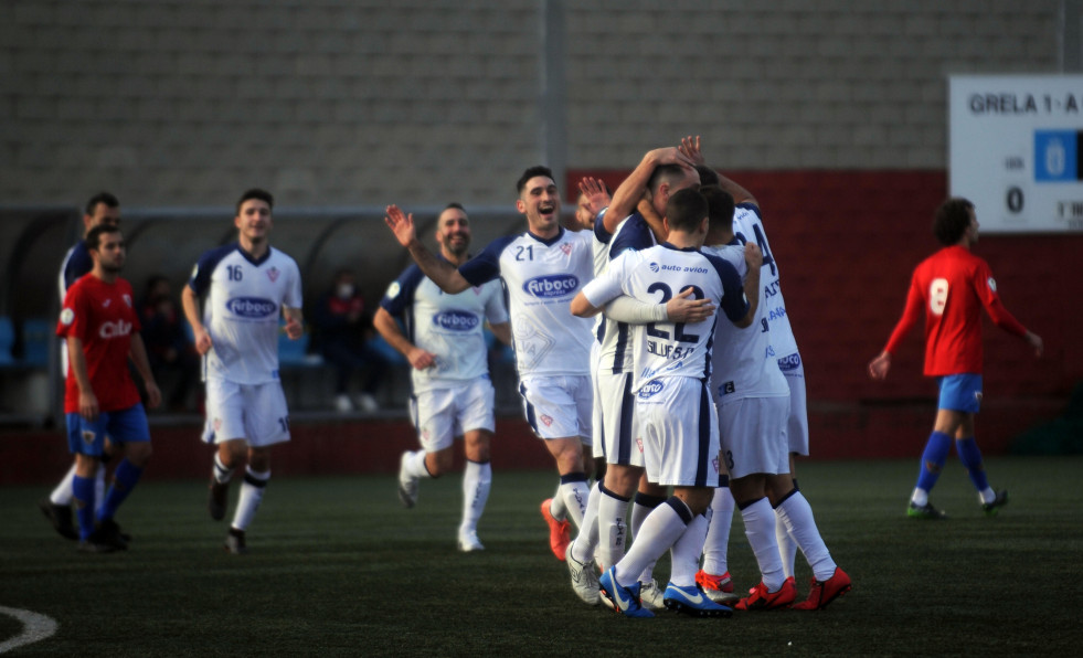 El Silva se impone al Viveiro en un duelo frenético y se acerca a la permanencia