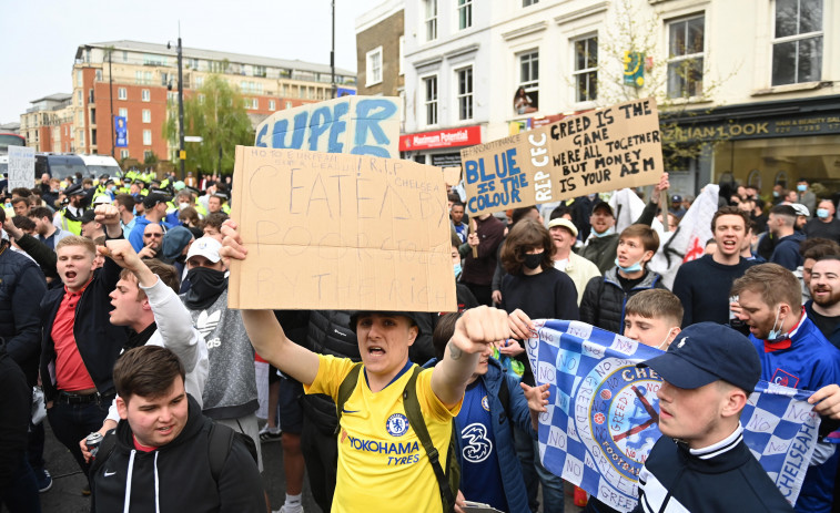 Aficionados del Chelsea protestan contra la Superliga en los aledaños de Stamford Bridge