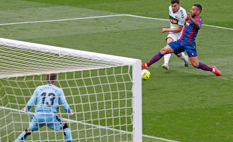 El Elche respira (1-0) y el Levante sigue sin levantar cabeza