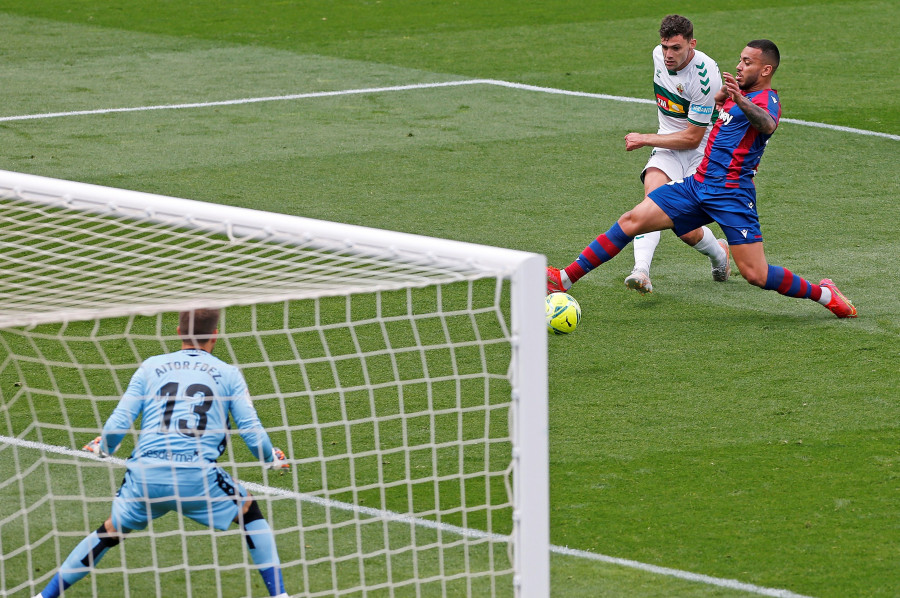 El Elche respira (1-0) y el Levante sigue sin levantar cabeza