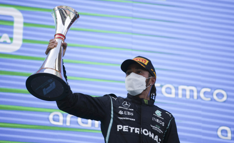 Hamilton triunfa en Barcelona, con Sainz y Alonso en los puestos 7 y 17