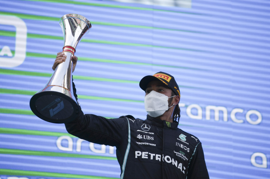 Hamilton triunfa en Barcelona, con Sainz y Alonso en los puestos 7 y 17
