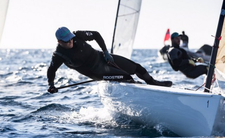 El español Joan Cardona baja a la cuarta plaza en el Mundial de la clase Finn