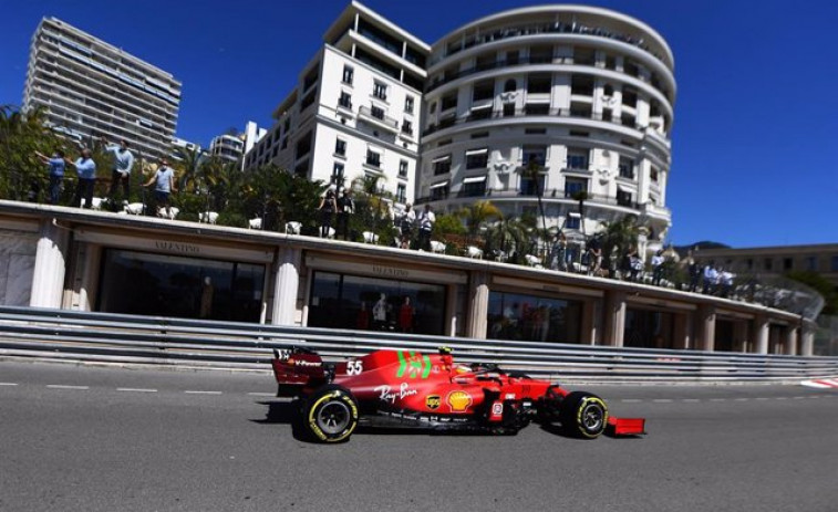 Sainz roza el primer puesto y Alonso choca en el estreno en Mónaco