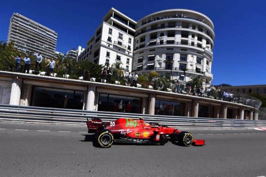 Sainz roza el primer puesto y Alonso choca en el estreno en Mónaco
