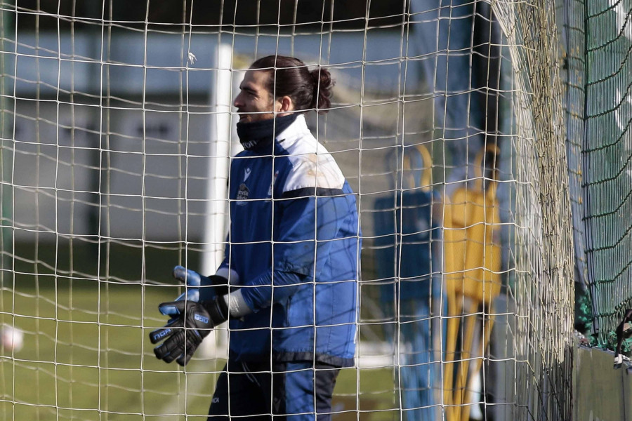 Carlos Abad, un viaje  de la titularidad  al banquillo del Depor