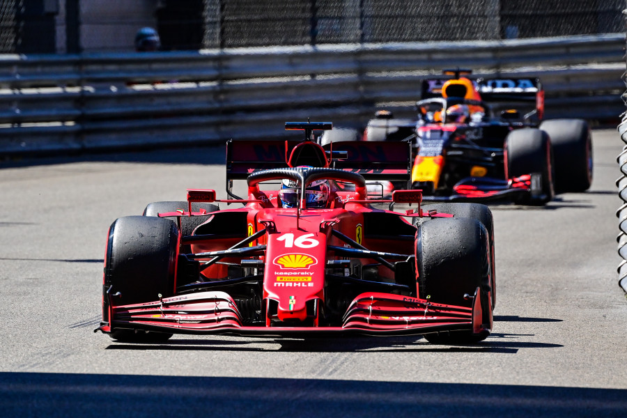 Leclerc brilla para Ferrari firmando la pole ‘en casa’