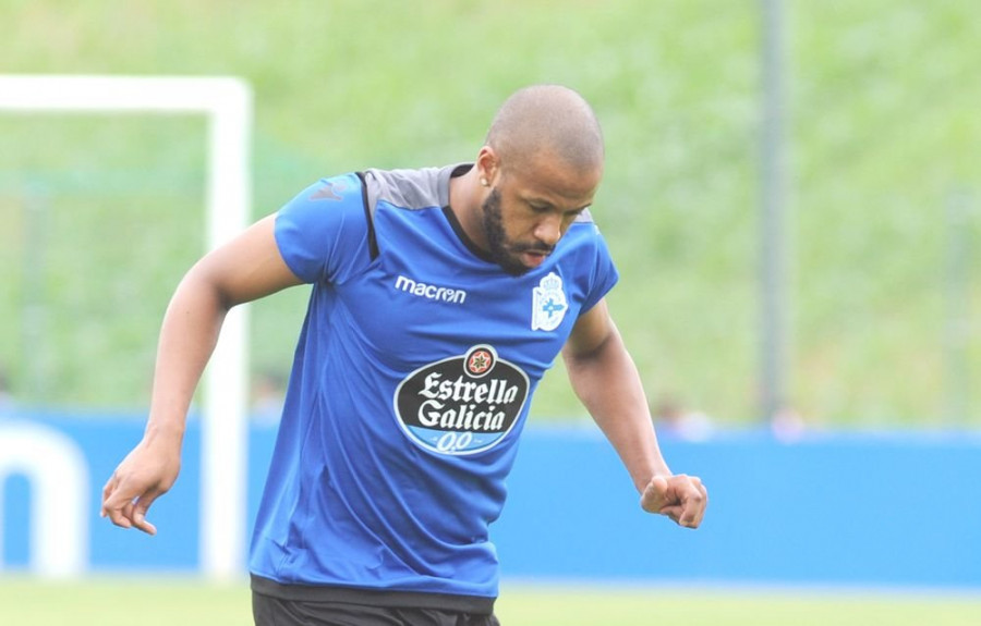 El Depor negocia la salida de Sidnei a la Premier League