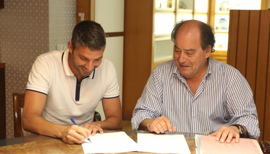El punta Rubén Rivera firma con el club de Carballo por dos campañas