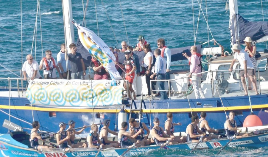 Urdaibai triunfa en aguas coruñesas por muy poco