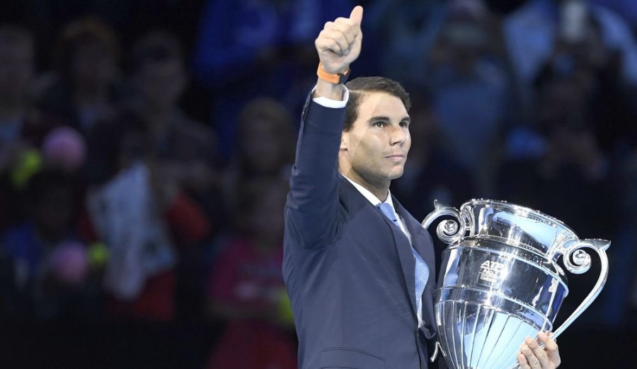 Rafael Nadal recibe el trofeo de número uno de final de año