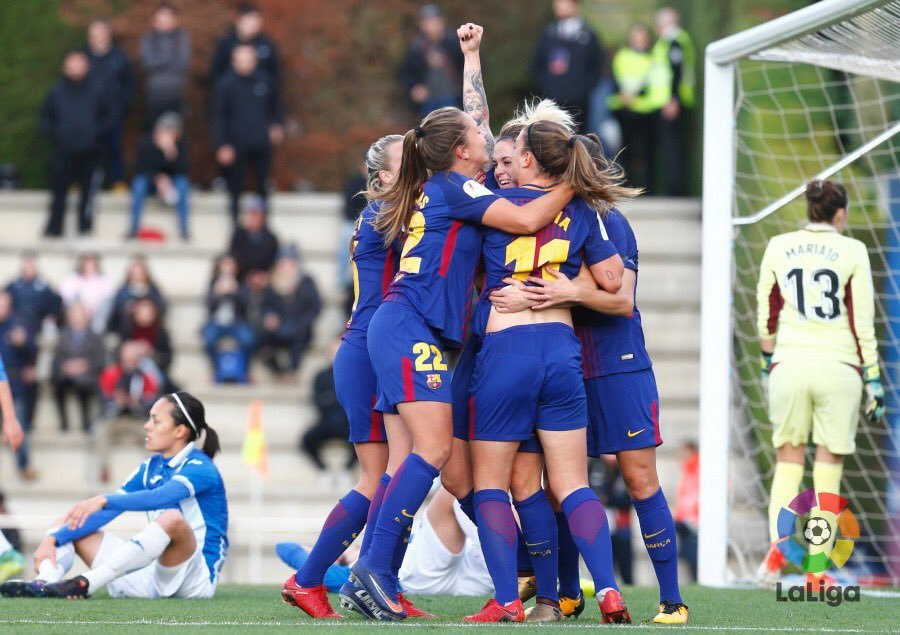 El Barcelona golea al Espanyol y asume el liderato