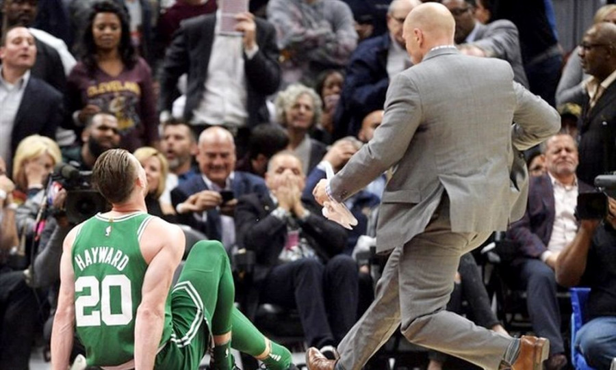Hayward sufre una escalofriante fractura de tobillo en su debut con los Celtics