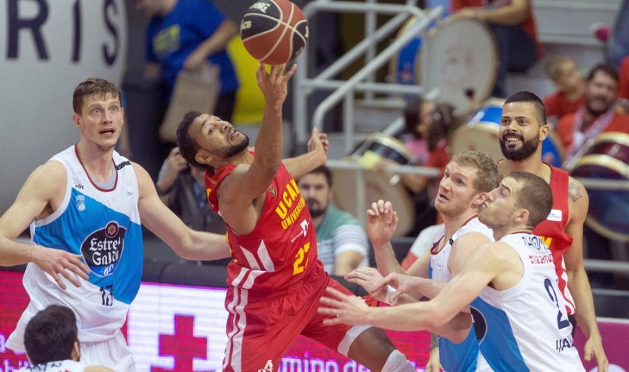 David Navarro da la victoria al Obradoiro con un mate en el último segundo