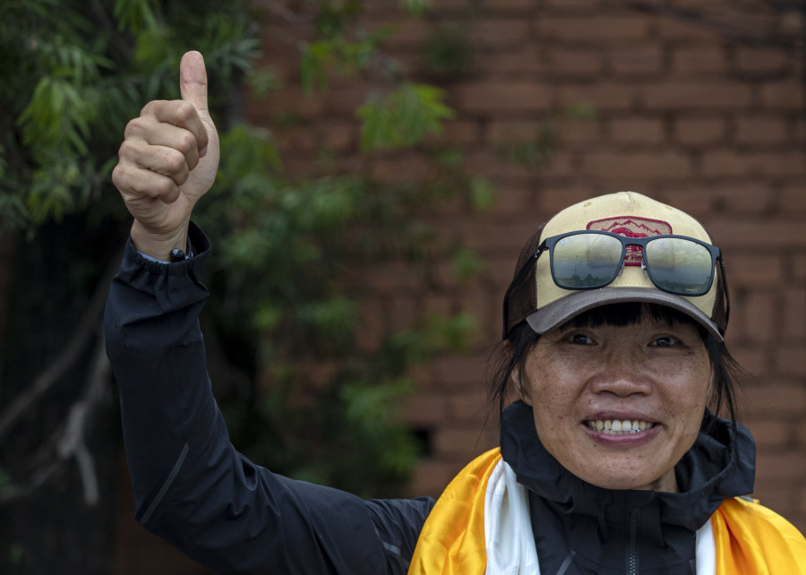 Una exmaestra de Hong Kong logra el ascenso al Everest más rápido de una mujer
