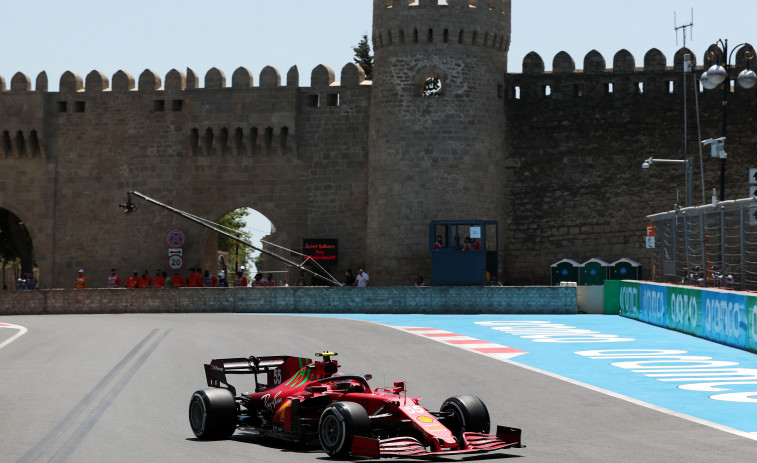 Sainz empieza tercero, Alonso sexto y Mercedes pierde el rumbo en Bakú