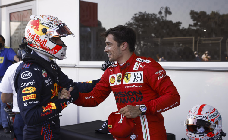 Leclerc firma la pole en el caos de Bakú y a rebufo de Hamilton